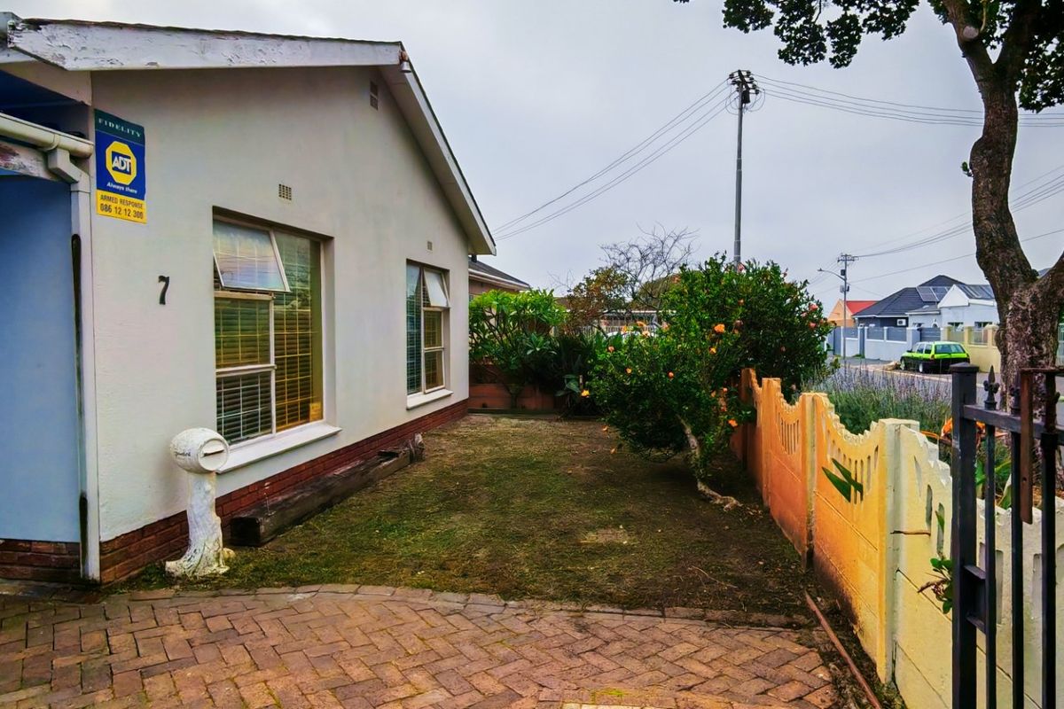 Spacious Family Home with Pool, Borehole and Granny Flat - Photo 3