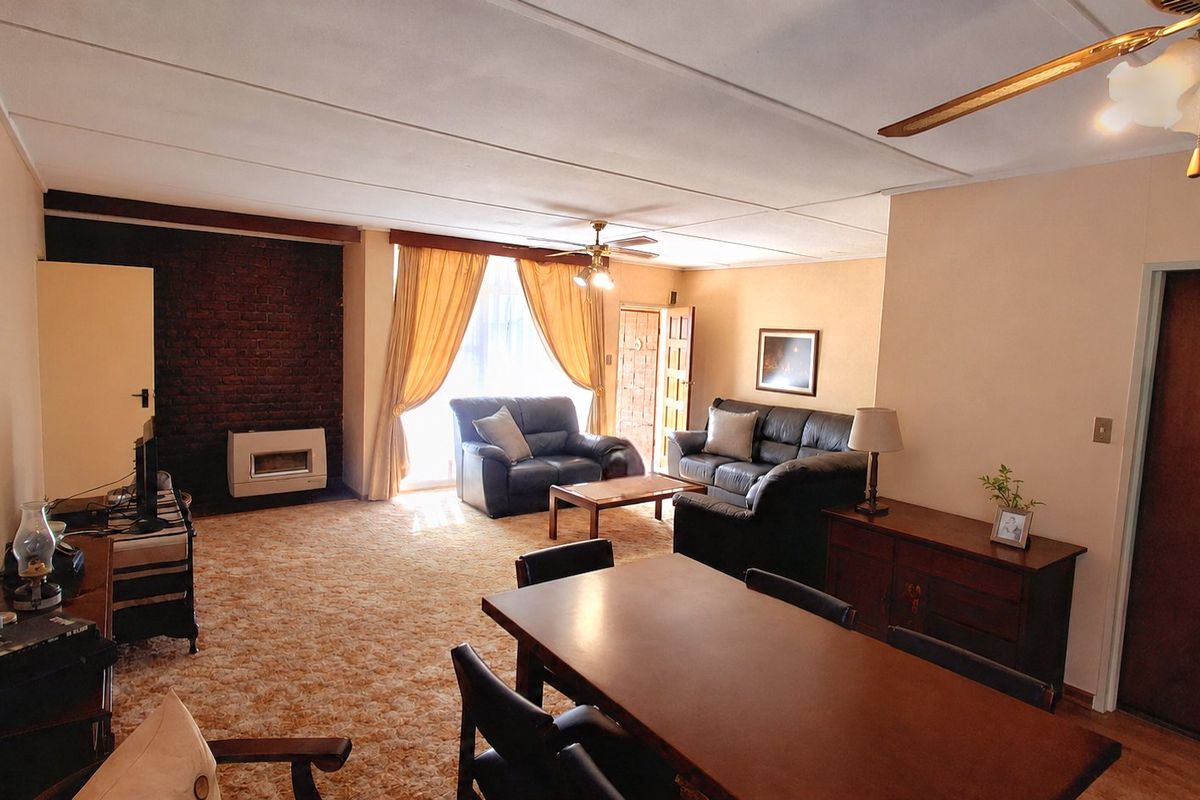 Spacious Family Home with Flatlet – The Perfect Investment Opportunity! - Photo 5
