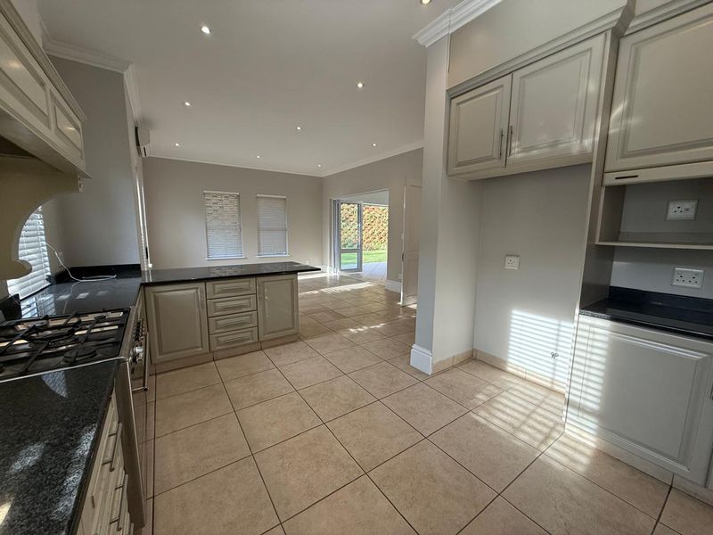Mount Edgecombe Estate 2 - Spacious, Freestanding home in this sought-after estate - large, fenced garden- Available from the 1st of August - Photo 8
