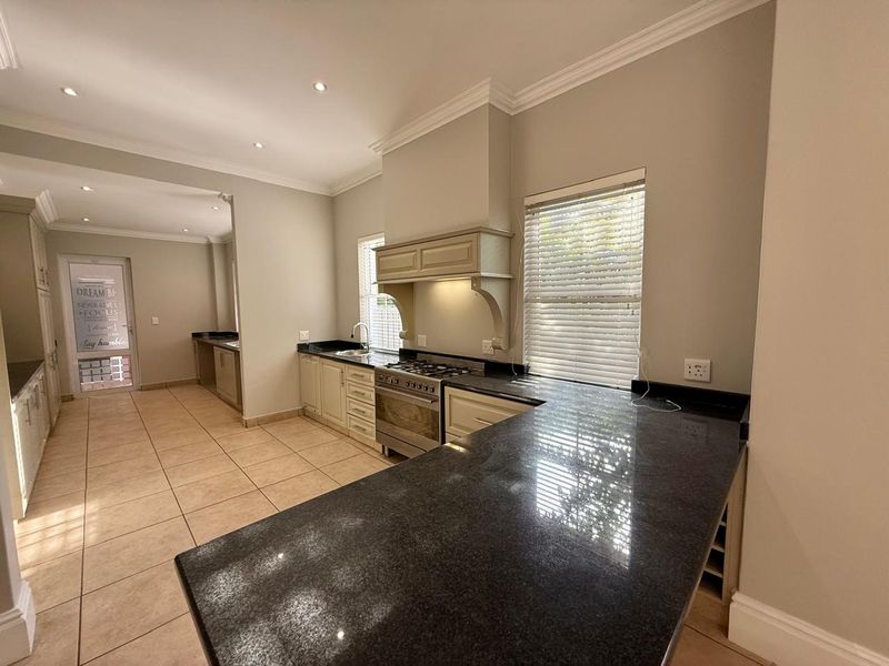 Mount Edgecombe Estate 2 - Spacious, Freestanding home in this sought-after estate - large, fenced garden- Available from the 1st of August - Photo 7