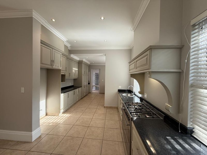 Mount Edgecombe Estate 2 - Spacious, Freestanding home in this sought-after estate - large, fenced garden- Available from the 1st of August - Photo 6