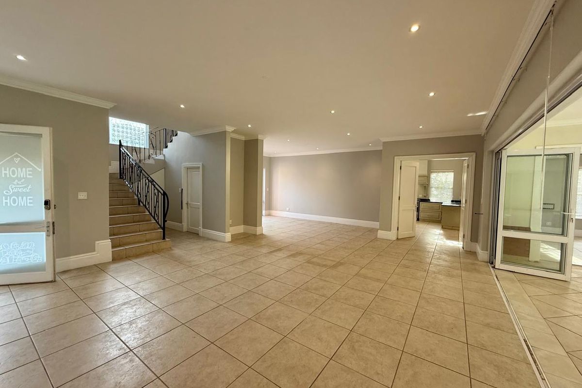 Mount Edgecombe Estate 2 - Spacious, Freestanding home in this sought-after estate - large, fenced garden- Available from the 1st of August - Photo 4