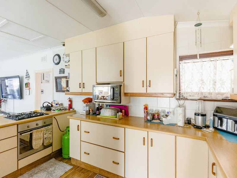 Spacious  Home With Stunning Sea Views - Photo 9