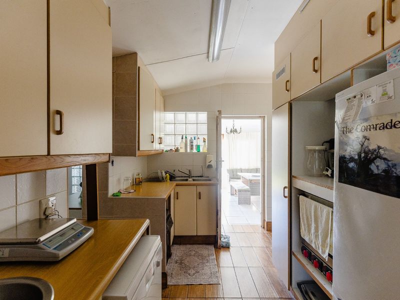 Spacious  Home With Stunning Sea Views - Photo 7