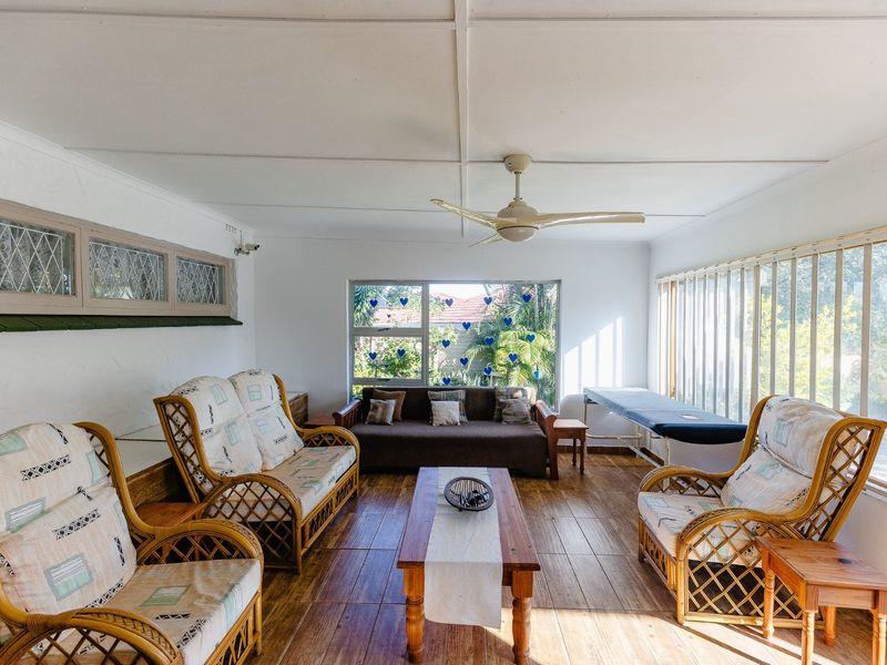 Spacious  Home With Stunning Sea Views - Photo 6