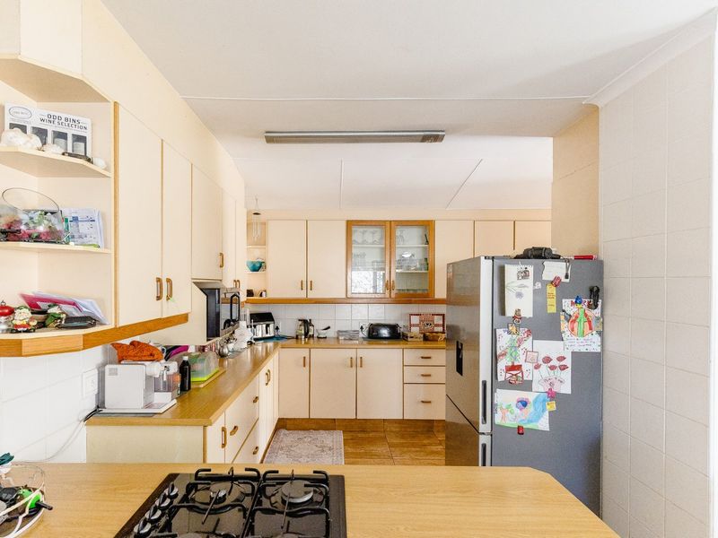 Spacious  Home With Stunning Sea Views - Photo 10