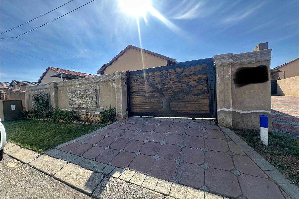 3 Bedroom house for sale in Witpoortjie. - Photo 2