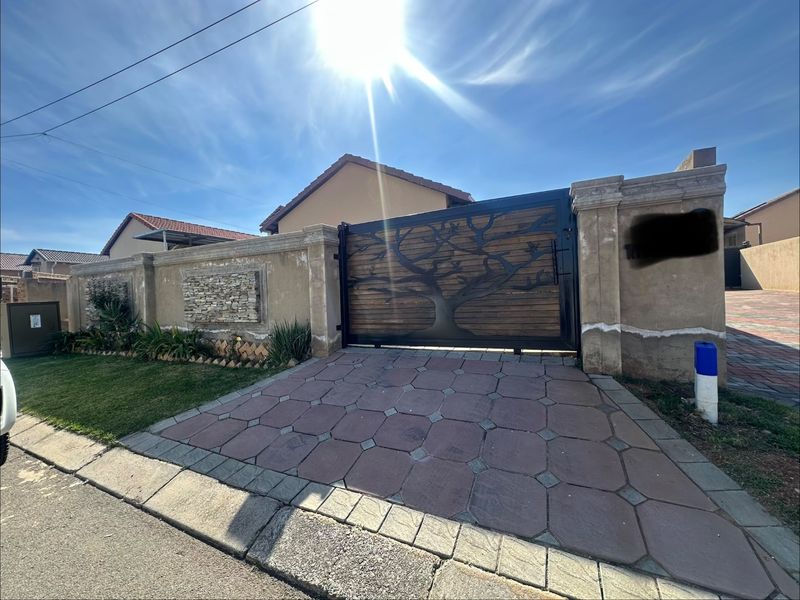 3 Bedroom house for sale in Witpoortjie. - Photo 2