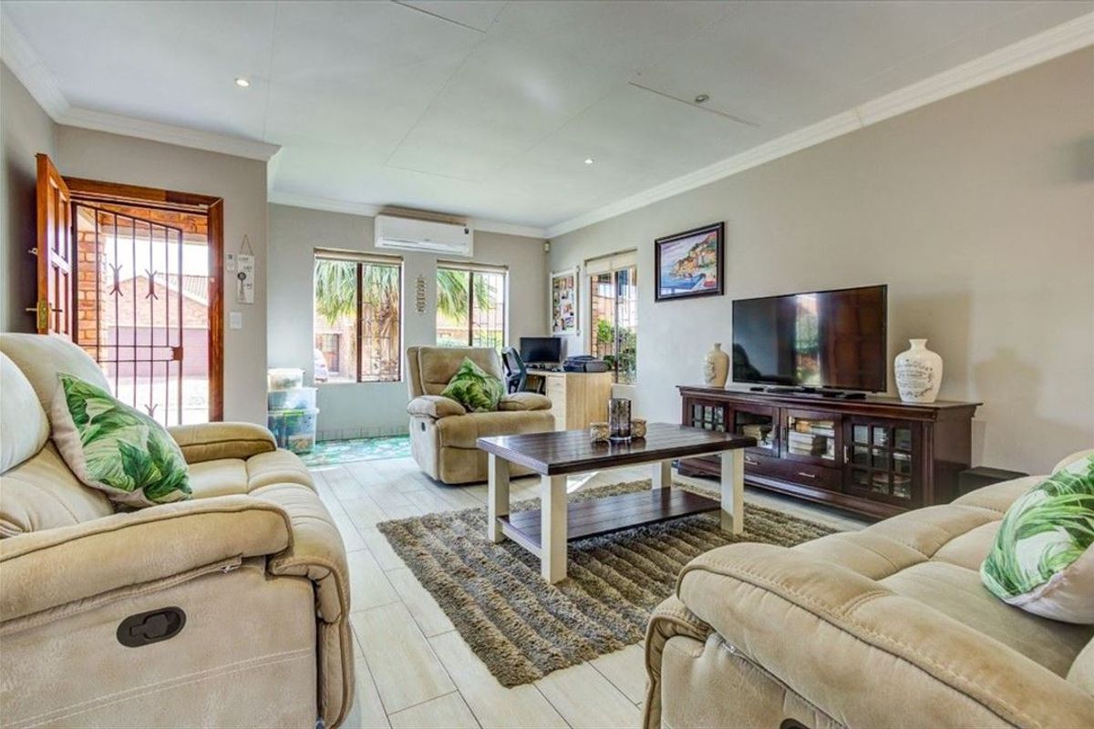 Spacious Family Home with Practical Living Spaces - Photo 2