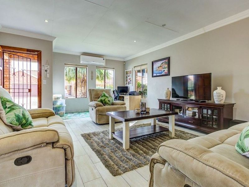 Spacious Family Home with Practical Living Spaces - Photo 2