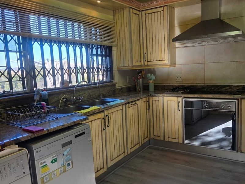 Spacious 5 bed Home in Vaaloewer for Sale - Photo 5