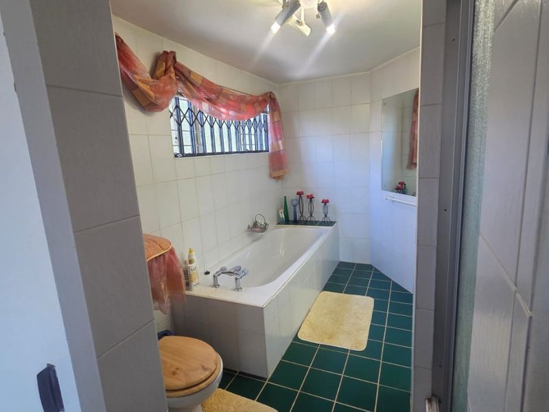 Spacious 5 bed Home in Vaaloewer for Sale - Photo 10