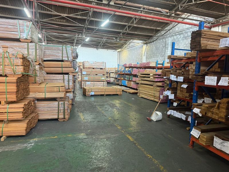2550m2 Warehouse to Let  - Photo 1