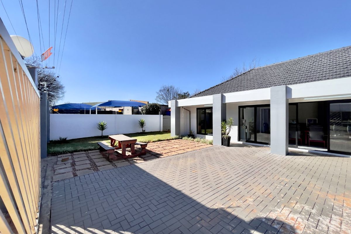 Modern Commercial Property TO RENT | Prime Rondebult Road Location Boksburg  - Photo 4