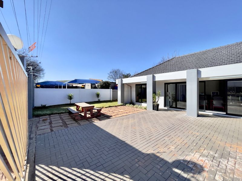 Modern Commercial Property TO RENT | Prime Rondebult Road Location Boksburg  - Photo 4