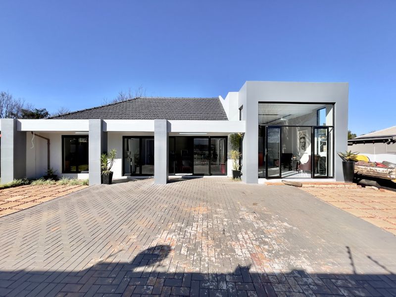 Modern Commercial Property TO RENT | Prime Rondebult Road Location Boksburg  - Photo 1