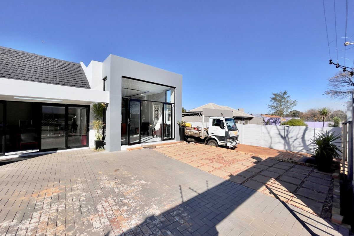 Modern Commercial Property TO RENT | Prime Rondebult Road Location Boksburg  - Photo 2