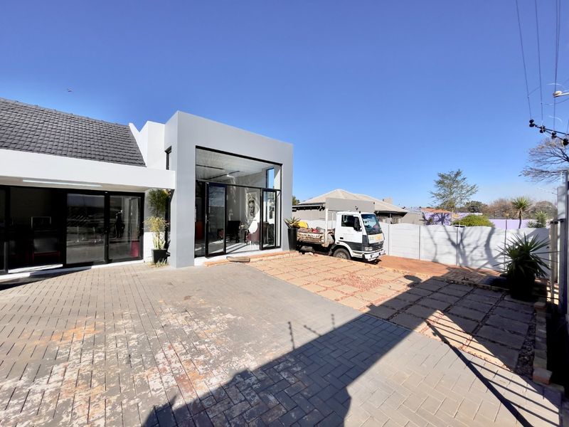 Modern Commercial Property TO RENT | Prime Rondebult Road Location Boksburg  - Photo 2