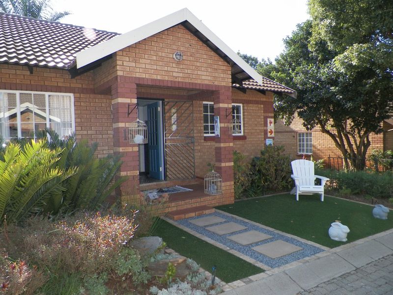 DUEL MANDATE -2Bed, 1Bath, 1 Garage Townhouse for Sale in Clubview Centurion - Photo 1