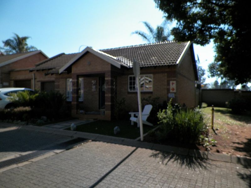 DUEL MANDATE -2Bed, 1Bath, 1 Garage Townhouse for Sale in Clubview Centurion - Photo 2