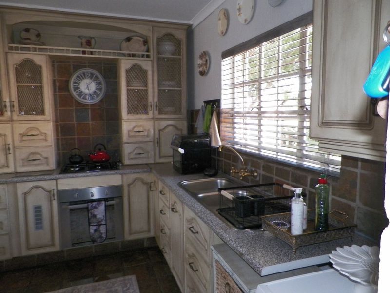 DUEL MANDATE -2Bed, 1Bath, 1 Garage Townhouse for Sale in Clubview Centurion - Photo 6