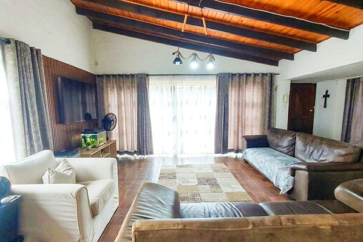 Exclusive Mandate - Wonderful Family Home in Padfield Park - Photo 3