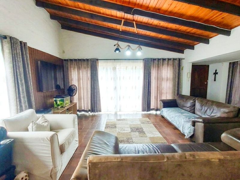 Exclusive Mandate - Wonderful Family Home in Padfield Park - Photo 3