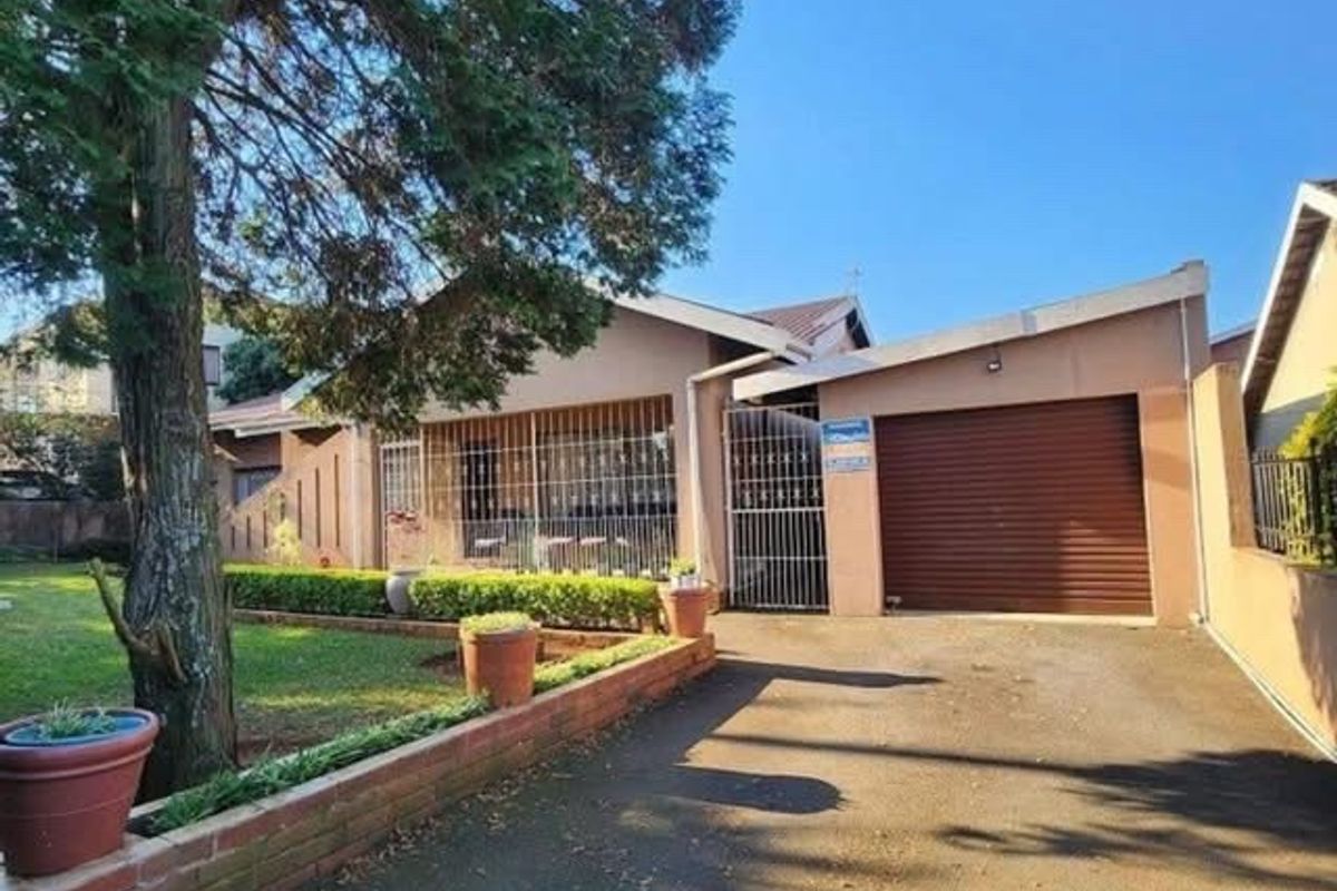Discover Refined Family Living in a Sought After Location  - Photo 2