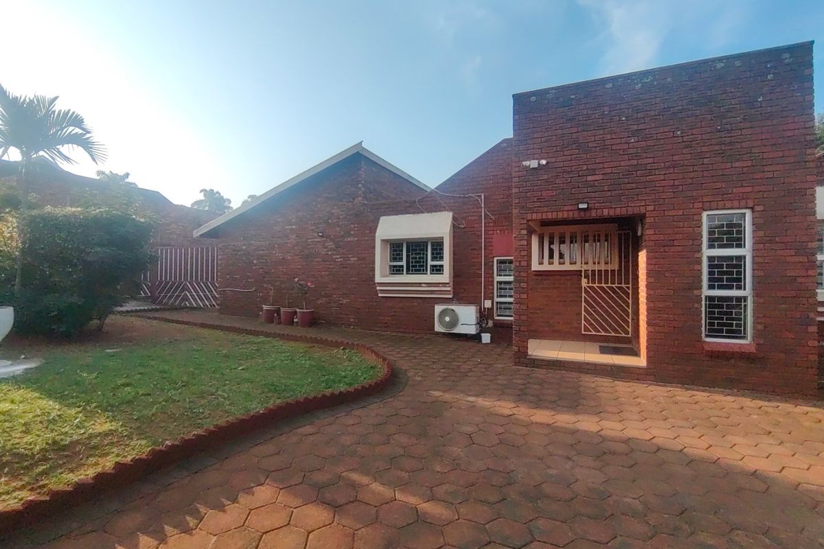5 bedroom(4 ensuit)house for Sale in Isipingo Hills  - Photo 4