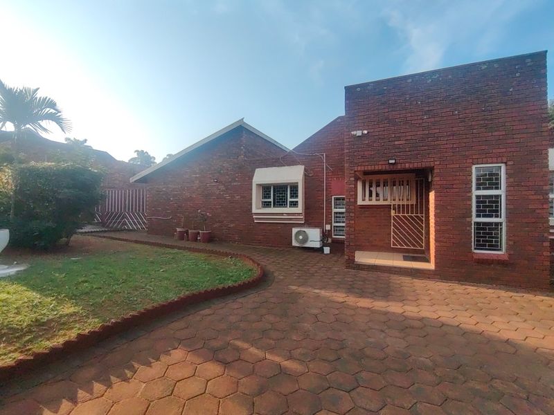 5 bedroom(4 ensuit)house for Sale in Isipingo Hills  - Photo 4