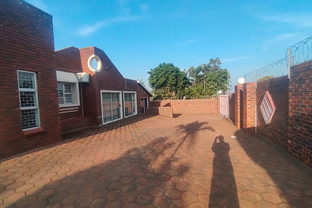 5 bedroom(4 ensuit)house for Sale in Isipingo Hills  - Photo 5