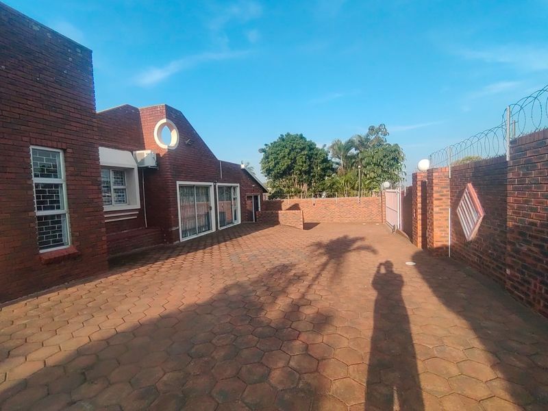 5 bedroom(4 ensuit)house for Sale in Isipingo Hills  - Photo 5