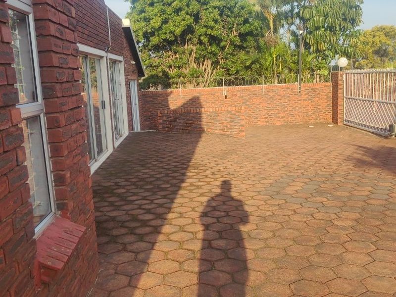 5 bedroom(4 ensuit)house for Sale in Isipingo Hills  - Photo 10