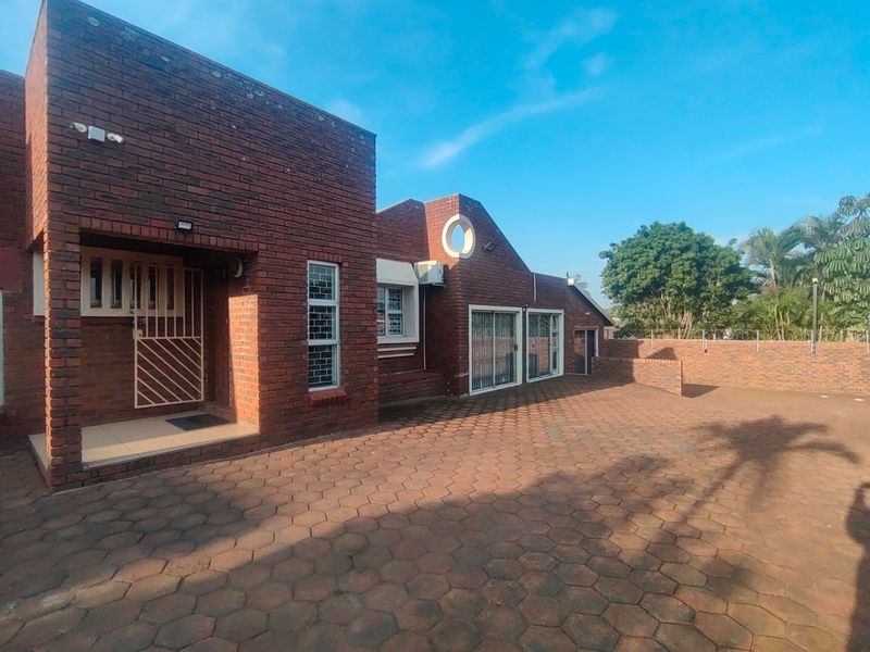 5 bedroom(4 ensuit)house for Sale in Isipingo Hills  - Photo 9