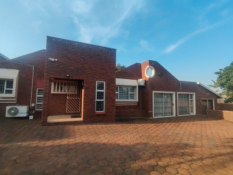 5 bedroom(4 ensuit)house for Sale in Isipingo Hills  - Photo 6