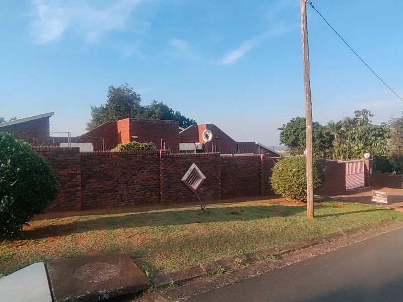 5 bedroom(4 ensuit)house for Sale in Isipingo Hills  - Photo 1