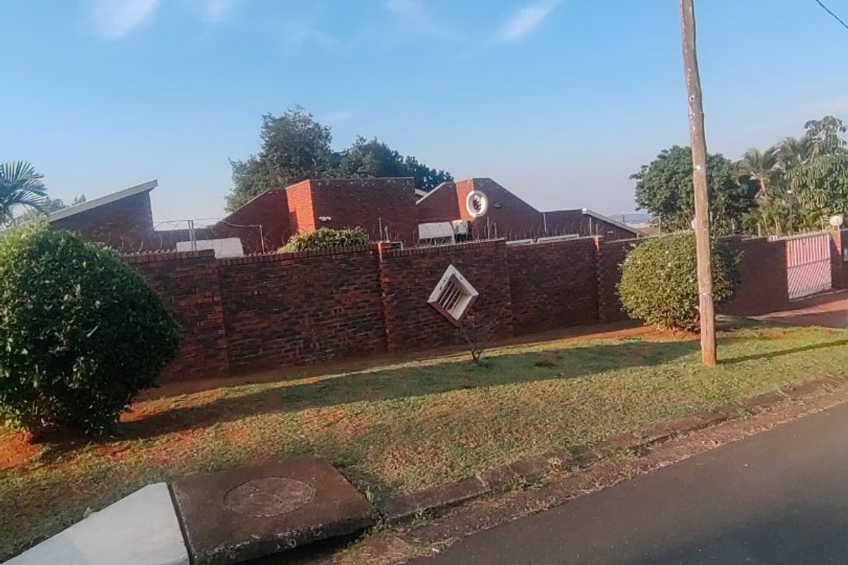 5 bedroom(4 ensuit)house for Sale in Isipingo Hills  - Photo 3