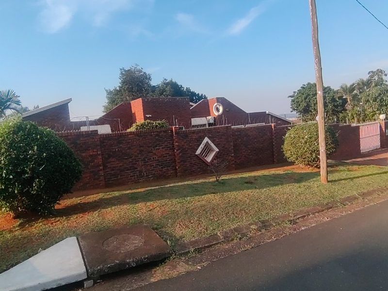5 bedroom(4 ensuit)house for Sale in Isipingo Hills  - Photo 3