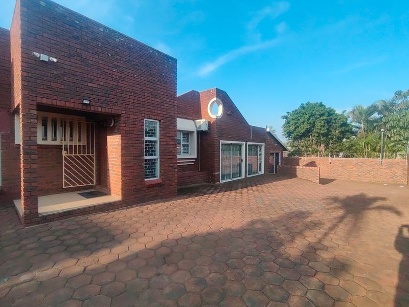 5 bedroom(4 ensuit)house for Sale in Isipingo Hills  - Photo 2
