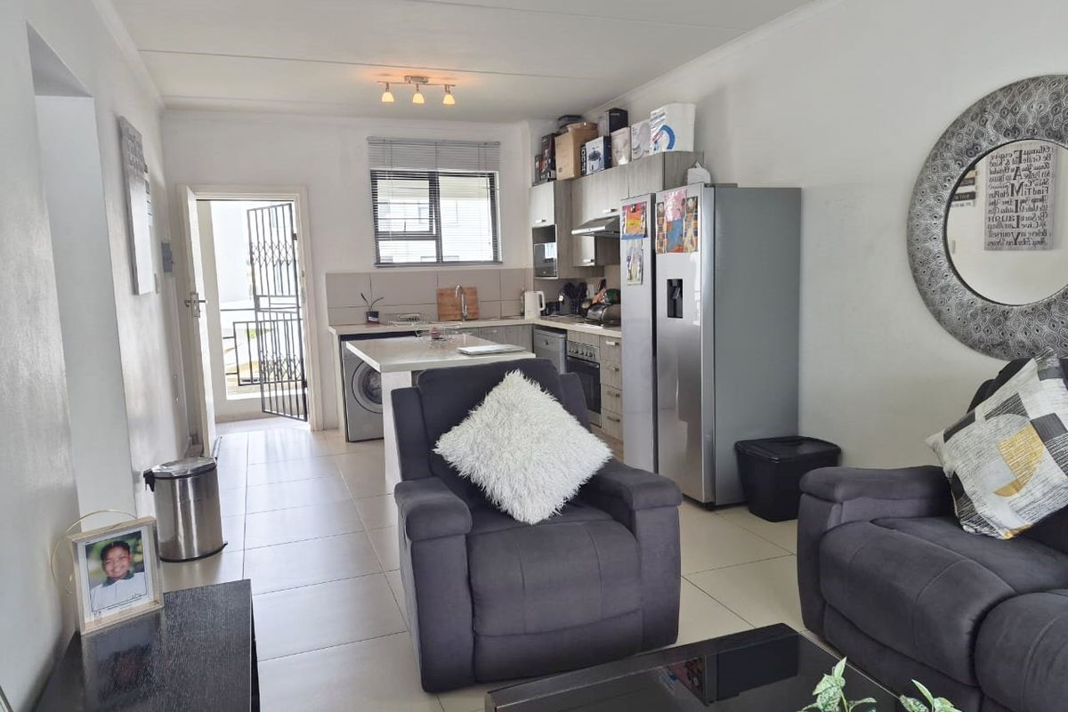 Stunning First Floor 2 Bedroom,1 bathroom apartment For Sale in The West End, Midrand - Photo 5