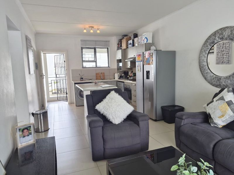 Stunning First Floor 2 Bedroom,1 bathroom apartment For Sale in The West End, Midrand - Photo 5