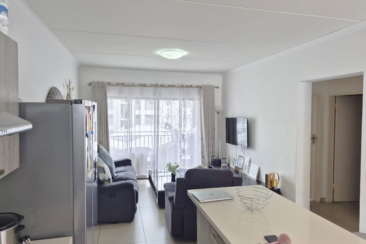 Stunning First Floor 2 Bedroom,1 bathroom apartment For Sale in The West End, Midrand - Photo 4