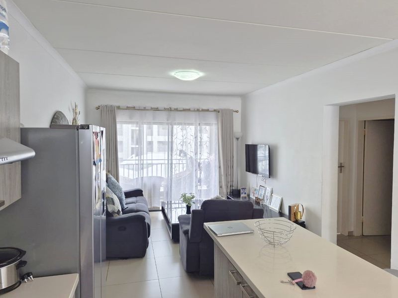 Stunning First Floor 2 Bedroom,1 bathroom apartment For Sale in The West End, Midrand - Photo 4