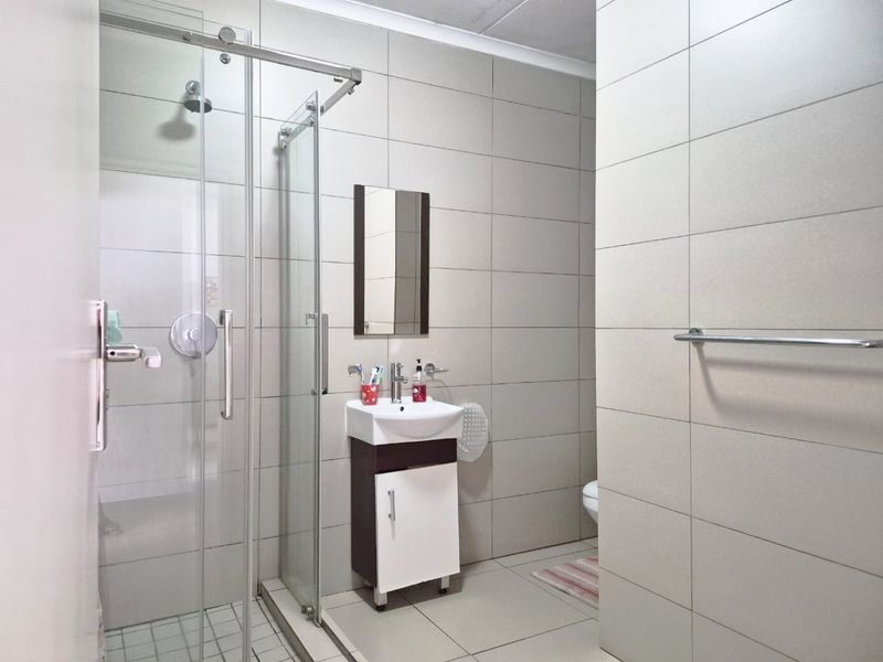 Stunning First Floor 2 Bedroom,1 bathroom apartment For Sale in The West End, Midrand - Photo 9