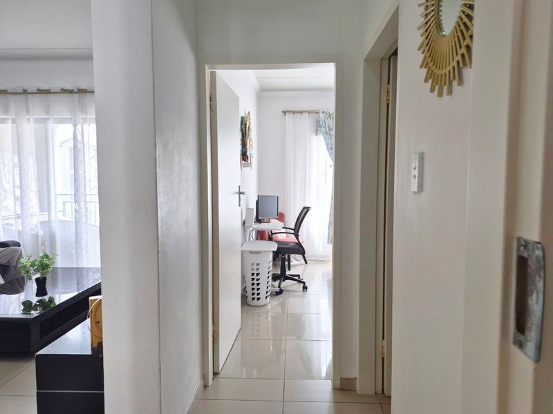 Stunning First Floor 2 Bedroom,1 bathroom apartment For Sale in The West End, Midrand - Photo 8