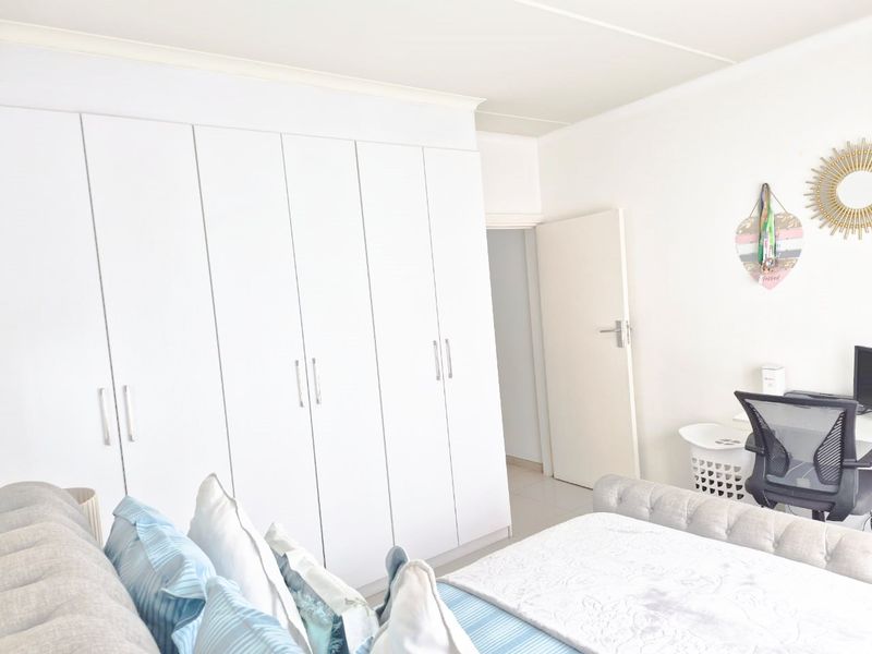 Stunning First Floor 2 Bedroom,1 bathroom apartment For Sale in The West End, Midrand - Photo 7