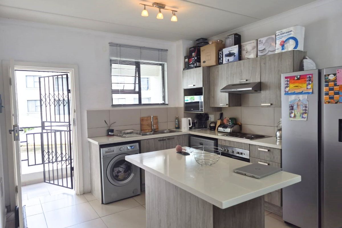 Stunning First Floor 2 Bedroom,1 bathroom apartment For Sale in The West End, Midrand - Photo 3