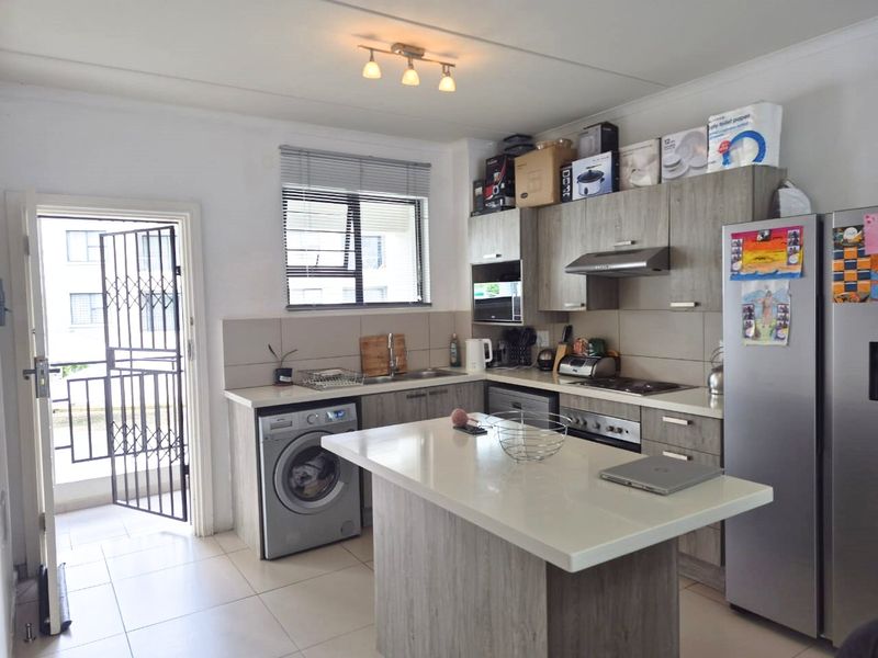 Stunning First Floor 2 Bedroom,1 bathroom apartment For Sale in The West End, Midrand - Photo 3