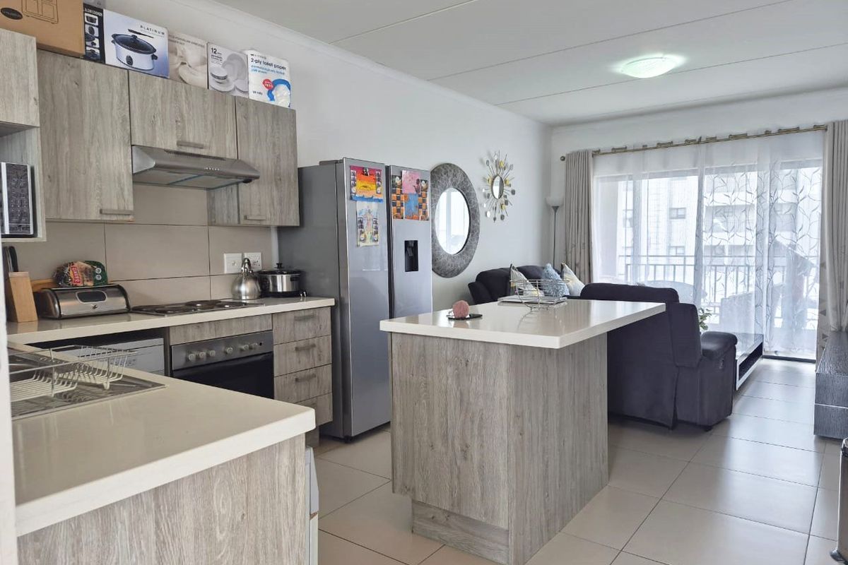 Stunning First Floor 2 Bedroom,1 bathroom apartment For Sale in The West End, Midrand - Photo 2