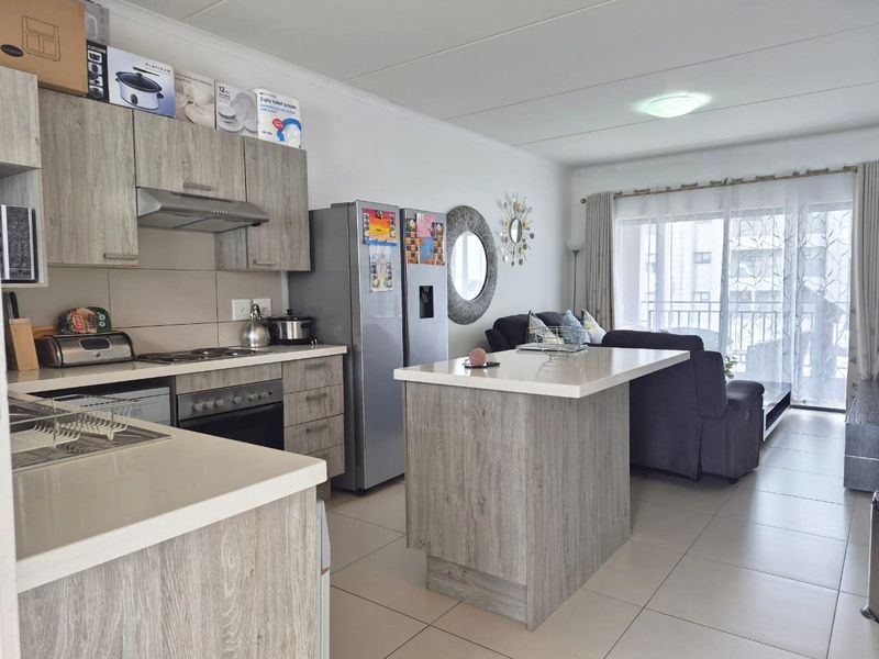 Stunning First Floor 2 Bedroom,1 bathroom apartment For Sale in The West End, Midrand - Photo 2